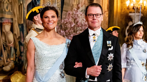 Mitä iltapukuja kuninkaan illallisilla! Kruununprinsessa Victorian asu kuin veistos, kuvat