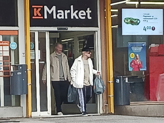Viikon Kääkit: JP ja Netta Kukkonen simahtivat lentokoneessa, Sauli Niinistö hurvitteli, Susanna Penttilä kaljoitteli opiskelijakuppilassa
