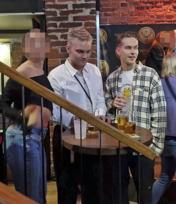 Viikon Kääkit: JP ja Netta Kukkonen simahtivat lentokoneessa, Sauli Niinistö hurvitteli, Susanna Penttilä kaljoitteli opiskelijakuppilassa