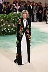 Muoti-ikoni Anna Wintourin asuun kelpasivat kukat.