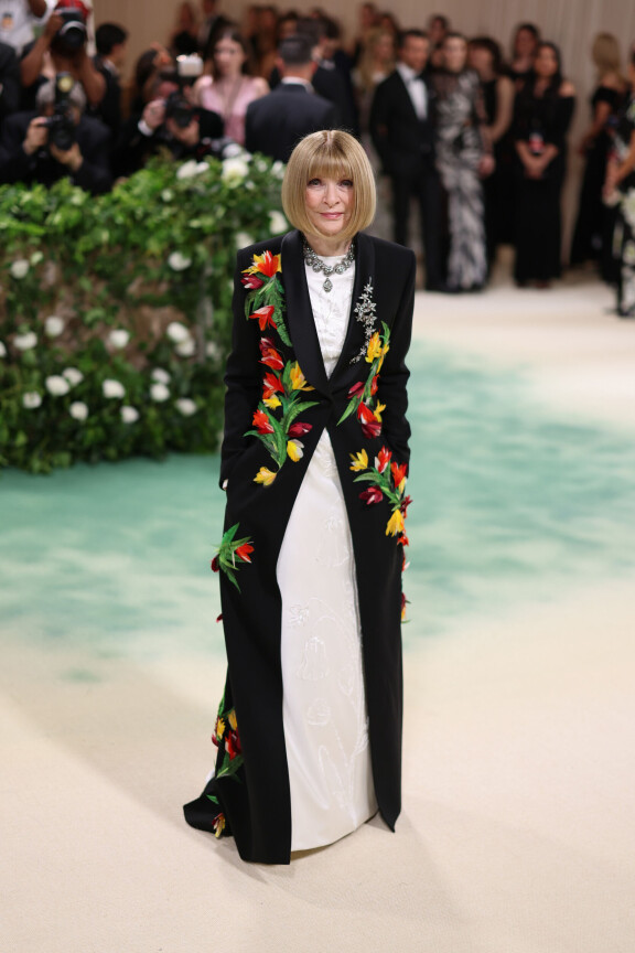 Muoti-ikoni Anna Wintourin asuun kelpasivat kukat.