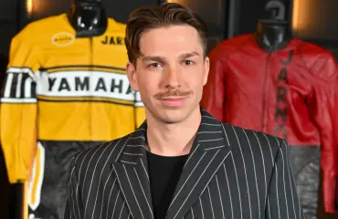 Tom Rejström näyttelee moottoripyörälegenda Jarno Saarista tv-sarjassa – eräs tapaaminen kosketti erityisesti