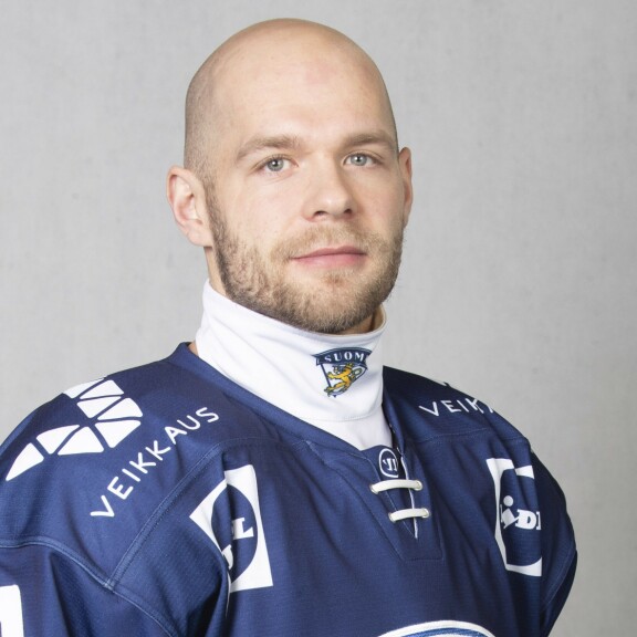 Iiro Pakarisen seksikäs faijalook vetosi useampaan äänestäjään.