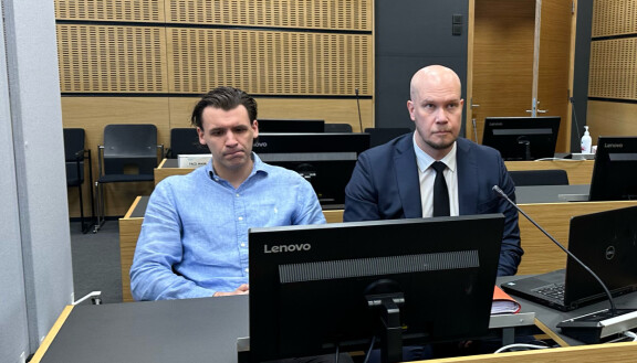 Severi Lahtinen ja hänen puolustajansa kuvattuna Päijät-Hämeen käräjäoikeudessa.