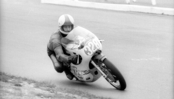 Jarno Saarisen tunnusomainen ajotyyli polvi alhaalla. Kuva vuodelta 1972.