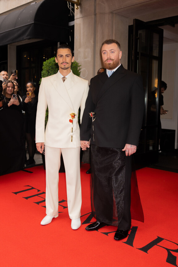 Sam Smith ja suunnittelijakulta eivät päässeet ensimmäisiin bileisiin, mutta viihtyivät muualla illan loppuun asti.