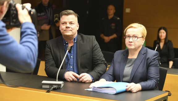 Tältä Jari Sillanpää näytti oikeudenkäynnissä vuonna 2020. Vierellä hänen asianajajansa Riitta Leppiniemi.