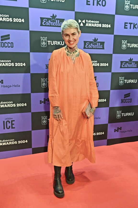 Nata Salmela kertoi Seiskalle kuulumisiaan Tubecon Awards -gaalan punaisella matolla.