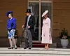 Anne, Edward ja Sarah juhlatyyleissään. Juhlien pukukoodiin sisältyivät näyttävät hatut.