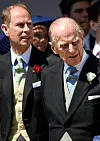 Harryn ja Meghanin häissä Edwardilla oli jälleen tutut kissat kaulassaan. Vierellä isä, prinssi Philip.