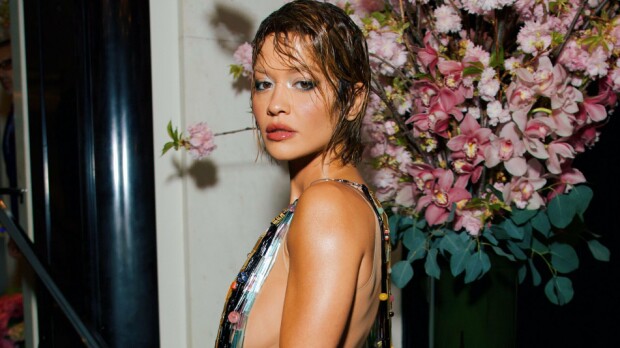 Mitä ihmettä? Rita Ora liittyi mukaan nakutrendiin