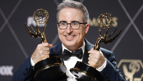 Last Week Tonight with John Oliver on 28:lla Emmy-palkinnolla palkittu ohjelma, jossa koomikko John Oliver käsittelee maailman tapahtumia satiirisesti.