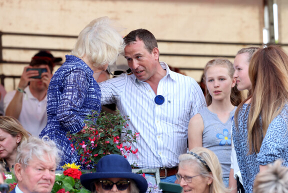Kuningatar Camilla ja puolisonsa siskonpoika, Peter, juttelivat laukkakisojen katsomossa.