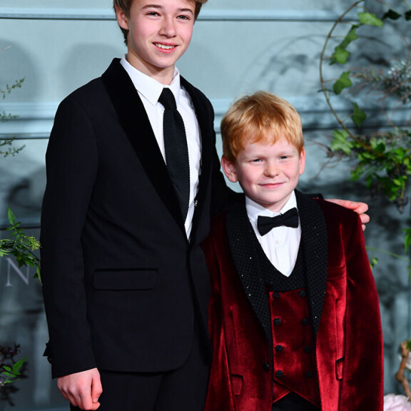 The Crownin viidennellä kaudella Walesin prinssipari Charlesin ja Dianan poikia, prinssi Williamia ja Harrya esittävät Timothee Sambor ja Teddy Hawley. Timothee Sambor ja Teddy Hawley