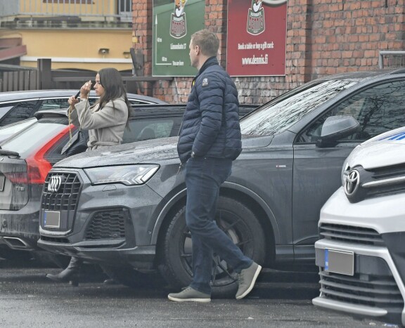 Nattien olalla keikkui Tory Burchin Kira Chevron -merkkinen laukku, jokamaksaa esimerkiksi Zalandolla 644 euroa. Kaulassa uskovaisella Nattiella oli iso ristikoru.