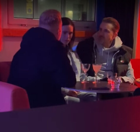 Seiskan silminnäkijän mukaan trendikuppilan pöydässä käytiin paikoin tiukkasävyistä keskustelua.