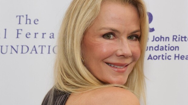 Kauniit ja rohkeat -Brooke, Katherine Kelly Lang, 62, hämmästyttää uikkareissa - somekansa riehaantui: '20-vuotiaan jalat!'