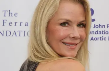 Kauniit ja rohkeat -Brooke, Katherine Kelly Lang, 62, hämmästyttää uikkareissa - somekansa riehaantui: "20-vuotiaan jalat!"