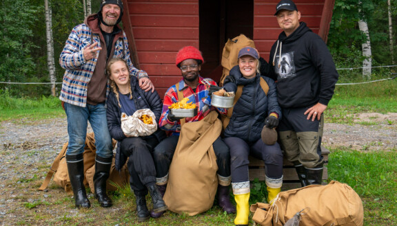 Veeti Kallio, Linnea Simberg, Michael Ntima, Linnea Vihonen ja Daniel Lehtonen lähtevät puusavottaan. Farmi Suomi