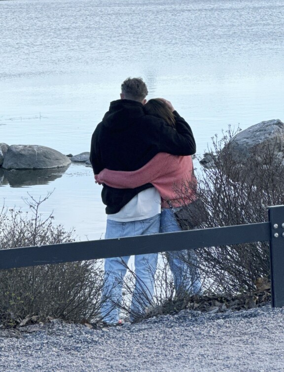 Silminnäkijä havaitsi Sannan ja kampaajamiehen Töölönlahdella nauttimassa lämpimästä keväisestä ehtoosta.