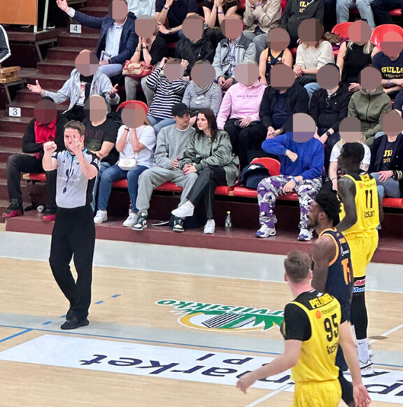 Roope Salminen ja Vivian Valpuri Nick seurasivat koripallo-ottelua hallin parhailta paikoilta.