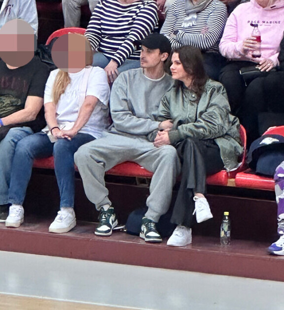 Roope Salminen ja Vivian Valpuri Nick kuhertelivat avoimesti koripallokatsomossa.