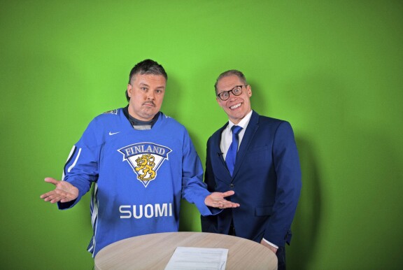 Jarkko Tamminen imitoi Seiskan lätkän MM-kisa-studiossa monenlaisia ”asiantuntijoita” kuten Alexander Stubbia.