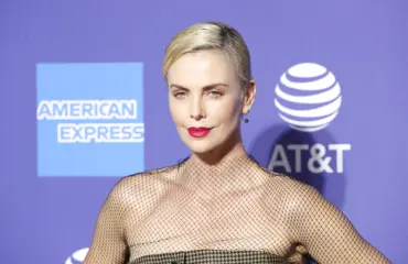 Uskoisitko 48-vuotiaaksi? Tältä Charlize Theron näyttää nyt