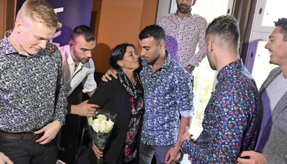 Makwan Amirkhani julkaisi vuonna 2017 elämäkertakirjansa. Kirjajulkkareissa paikalla oli hänen lähipiiriään.