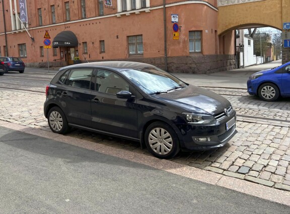 Tällaisella autolla Alexander Stubbin bonusmamma Pirkko Mannola ajaa – kuva