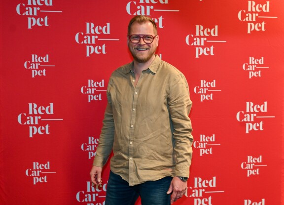 Antti Luusuaniemi antoi Katsolle haastattelun Red Carpet -leffafestarin tiedotustilaisuudessa.