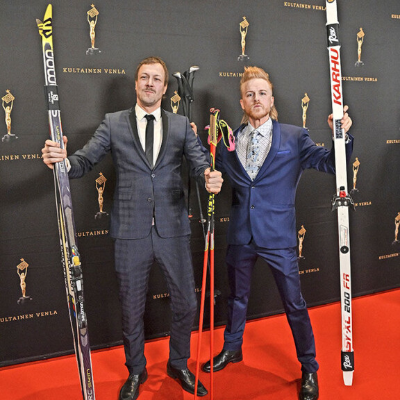 Mikko 'Peltsi' Peltola hiihti Venla-gaalaan yhdessä juontaja ja toimittaja Tom Nylundin kanssa. Sisäkuva