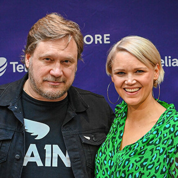 Samuli Edelmann ja Anna-Maija Tuokko esittävät Poromafiassa ex-rakastavaisia. Samuli Edelmann Anna-Maija Tuokko