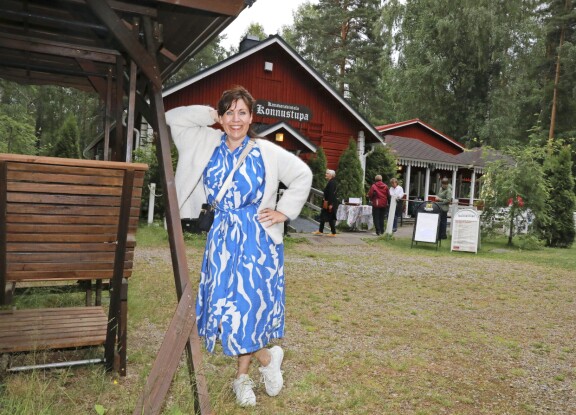 Anna käyttää teatterilta liikenevän vapaa-aikansa omassa Leppävirralla sijaitsevassa kesäravintolassa työskennellen.