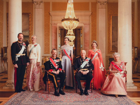 Tanskan ja Norjan kuninkaalliset poseerasivat iltapuvuissa illallisilla.