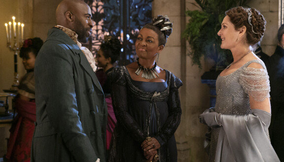 Lordi Anderson (Daniel Francis), Lady Danbury (Adjoa Andoh) ja Lady Violet Bridgerton (Ruth Gemmell) kolmannella kaudella