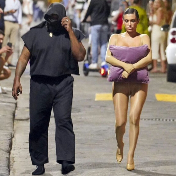 Näin kummallisissa tamineissa Kanye ja Bianca ovat liikkuneet.