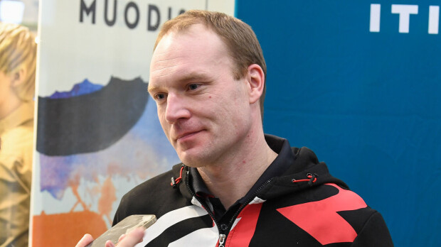 Oho! Jari-Matti Latvala ja näyttävä kaunotar romanttisissa iltapuuhissa