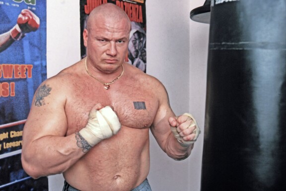 Nyrkkeilijänäkin tunnettu Tony Halme muistetaan 192-senttisenä ja 125-kiloisena körmynä.