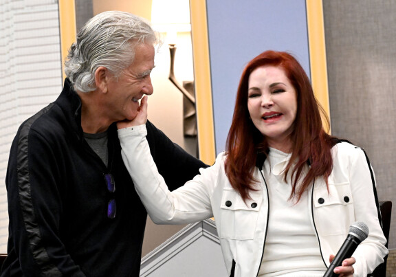 Patrick Duffy ja Priscilla Presley vierailivat paneelikeskustelussa Los Angelesissa maaliskuussa.