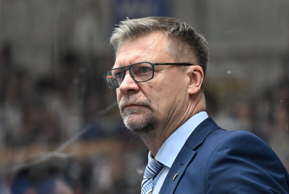Vakavaksi vetää. Prahassa on nähty aiempaa tiukkailmeisempi Jukka Jalonen.