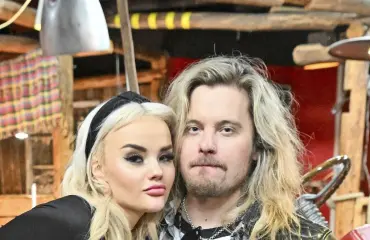 Iida Vainio lähti Farmi-ohjelman kuvauksiin – kenen kanssa Archie Cruz kävi drinkeillä?