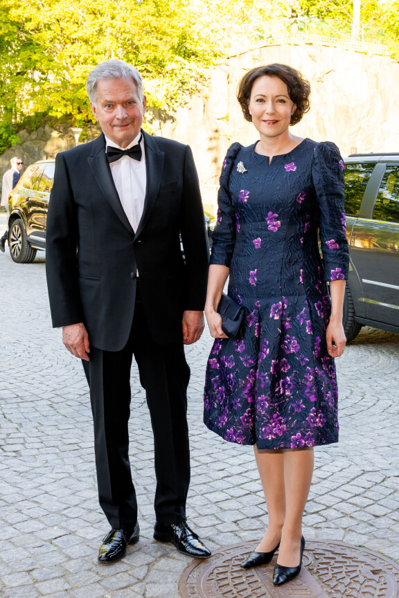 Sauli ja Jenni poseerasivat kameroille Tukholmassa perjantaina.