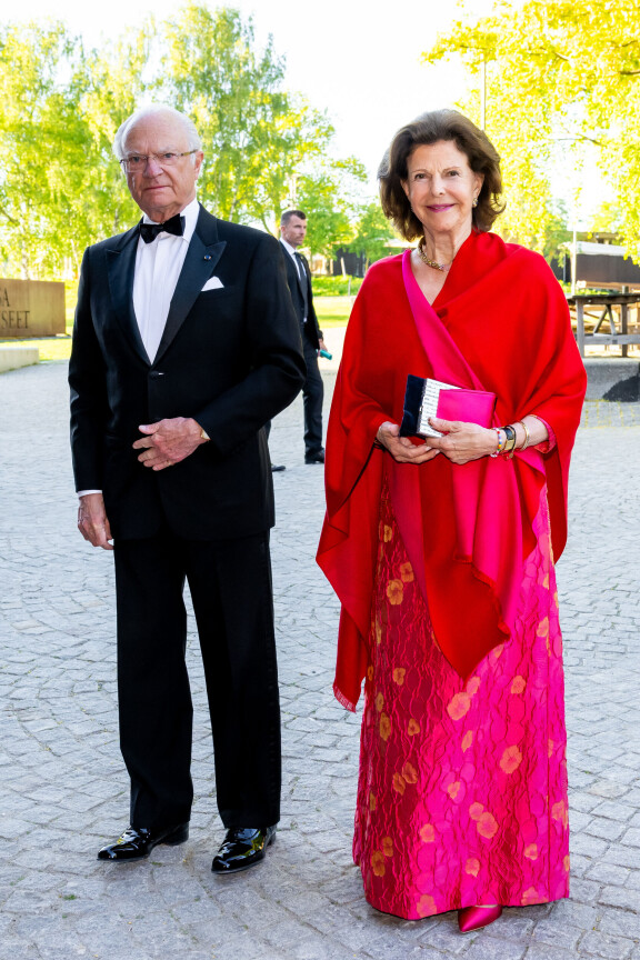 Silvia ilahdutti kirkkaanvärisessä lookissa.