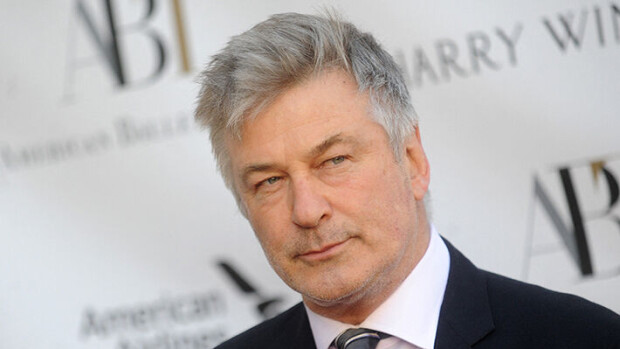 Näyttelijä Alec Baldwinia uhkaa vankeustuomio – syyttäjä: 'Riittävä näyttö kuolemantuottamuksesta' Alec Baldwin