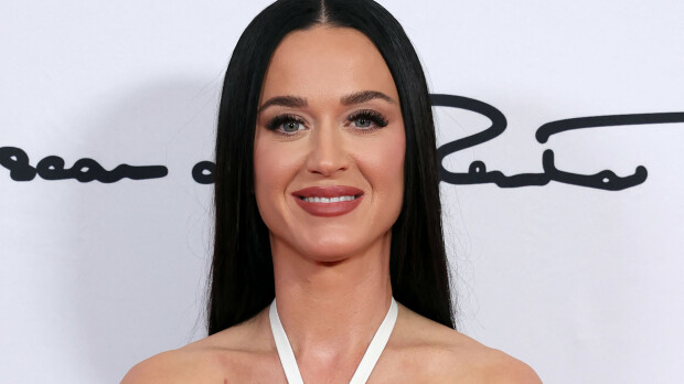 Katy Perry heitti pizzalla yleisöä tv-studiossa – tempusta nousi äläkkä: 'He ovat faneja, eivät koiria'