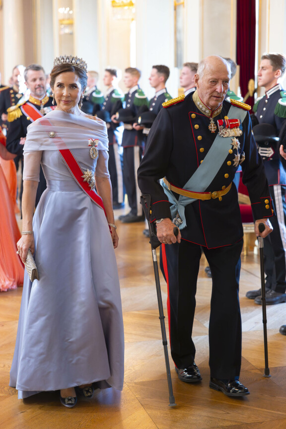 Kuningatar Mary ja Norjan kuningas Harald menossa juhlaillalliselle viime viikolla.