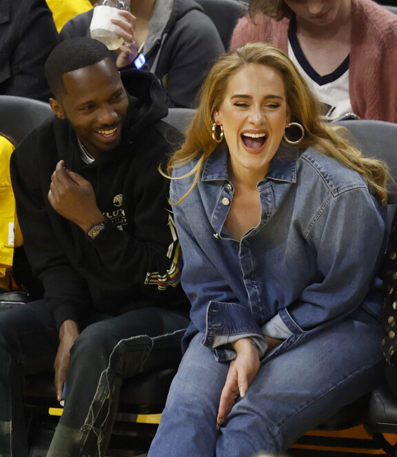 Adele ja RIch-rakas eivät peittele onneaan.