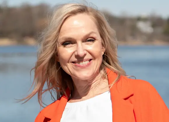 Anu Sinisalo tasapainottelee kiireen ja epävarmuuden keskellä: ”Häpeä roikkuu helmoissa”