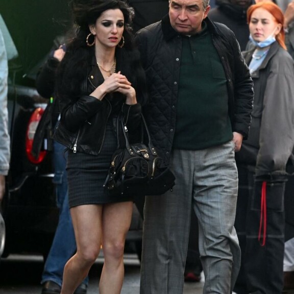 Elokuvassa Amyn isää esittää brittinäyttelijä Eddie Marsan. Back in Black
